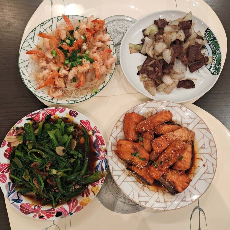 Confinement meal: shrimp vermicelli, beef with onion, greens and glazed salmon