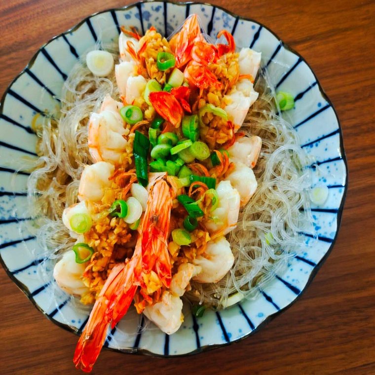 Confinement meal: garlic shrimp over vermicelli